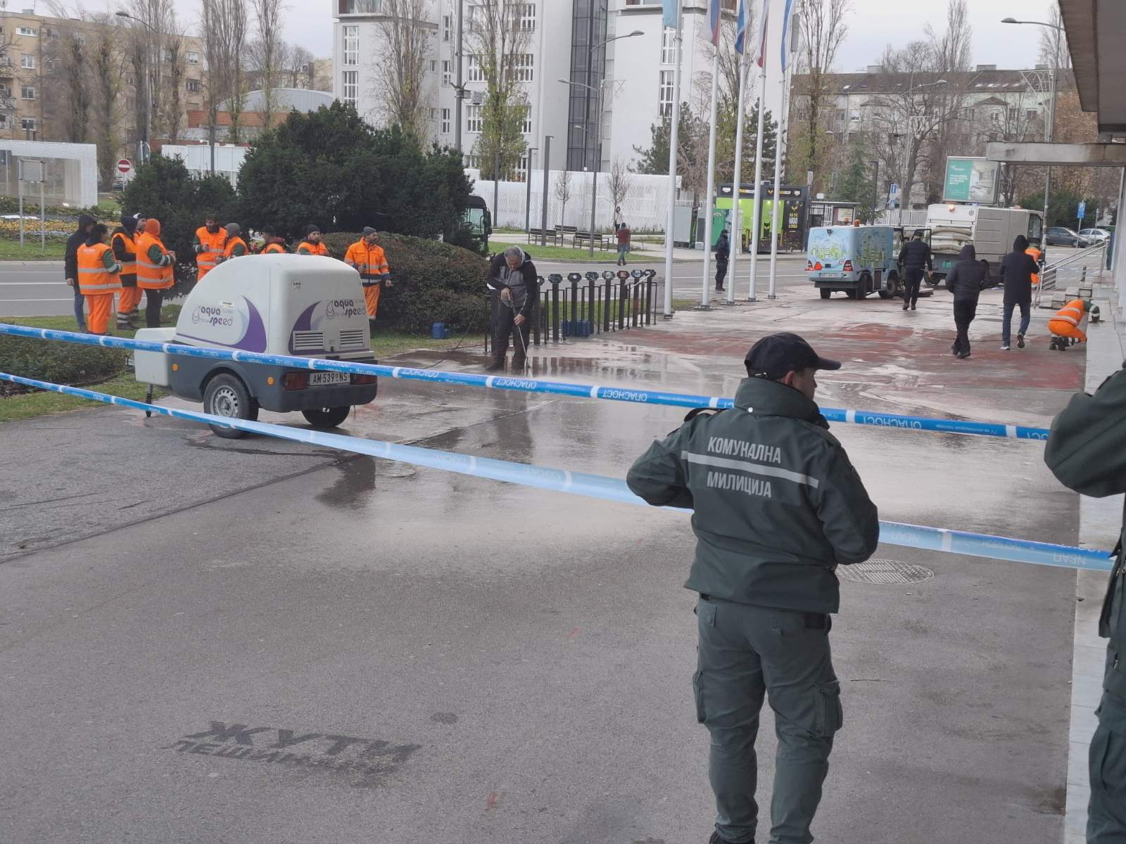 Komunalci odmah posle protesta krenuli u pranje ulica od crvene farbe (FOTO) 2 Komunalci odmah posle protesta krenuli u pranje ulica od crvene farbe (FOTO) 2