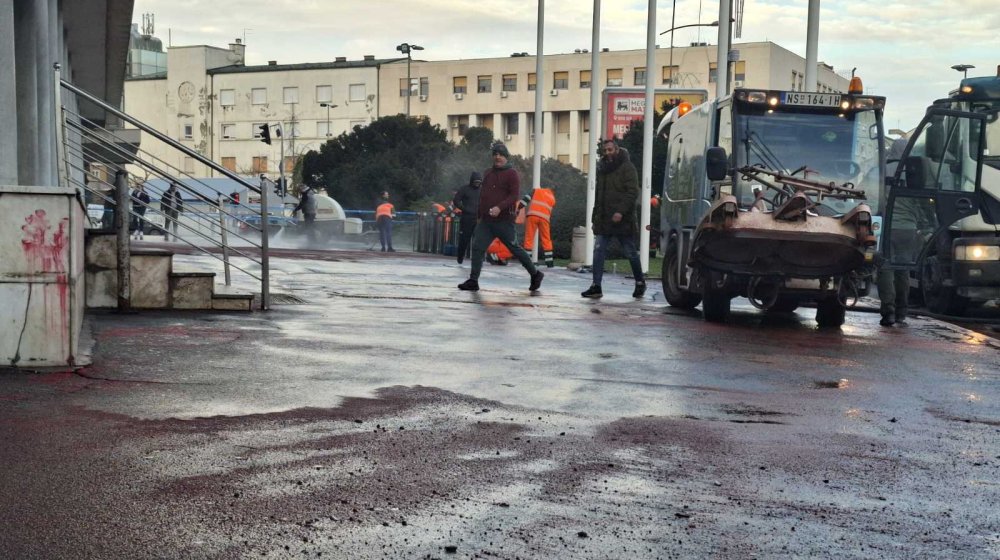 Komunalci odmah posle protesta krenuli u pranje ulica od crvene farbe (FOTO) 1