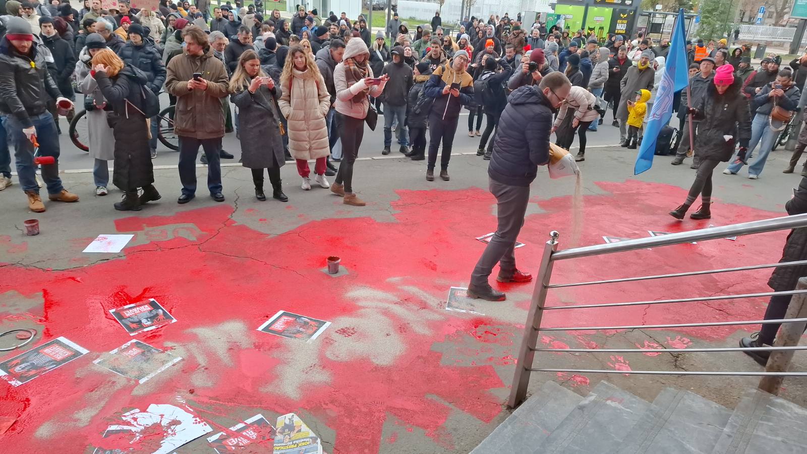 Komunalci odmah posle protesta krenuli u pranje ulica od crvene farbe (FOTO) 3 Komunalci odmah posle protesta krenuli u pranje ulica od crvene farbe (FOTO) 3