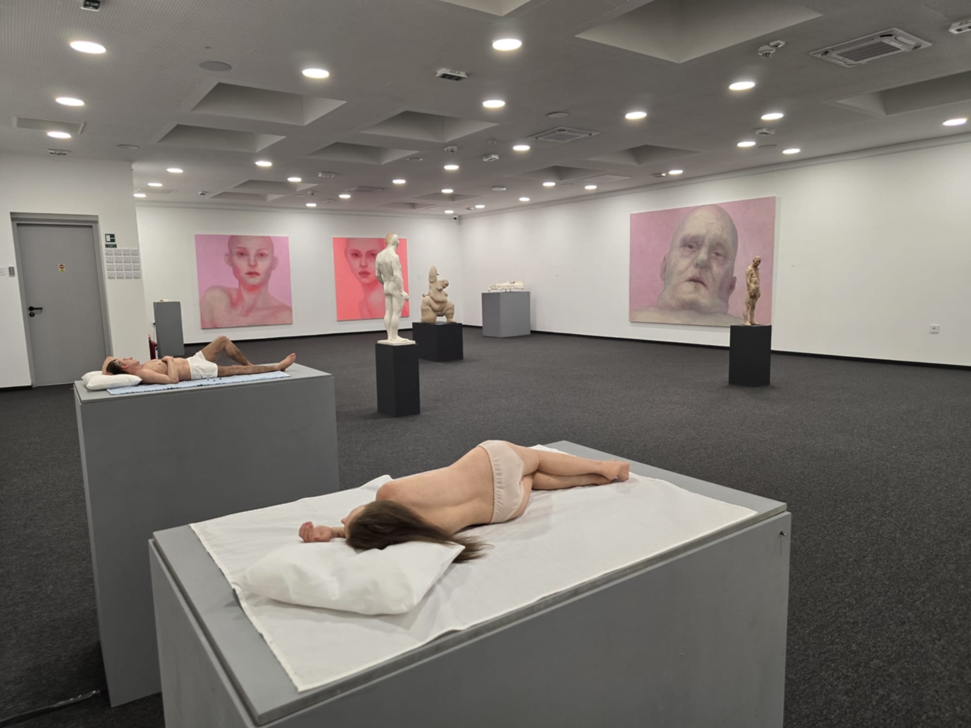 Izložba “Oblik čoveka” oduševila publiku: Spavanje, disanje, telesnost i borba (FOTO) 4