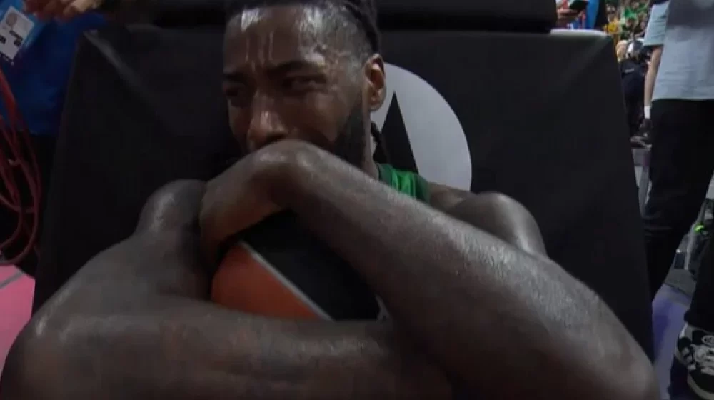 Lesor slomio nogu, oglasio se tokom odlaska u bolnicu (FOTO) 1 Lesor slomio nogu, oglasio se tokom odlaska u bolnicu (FOTO) 1