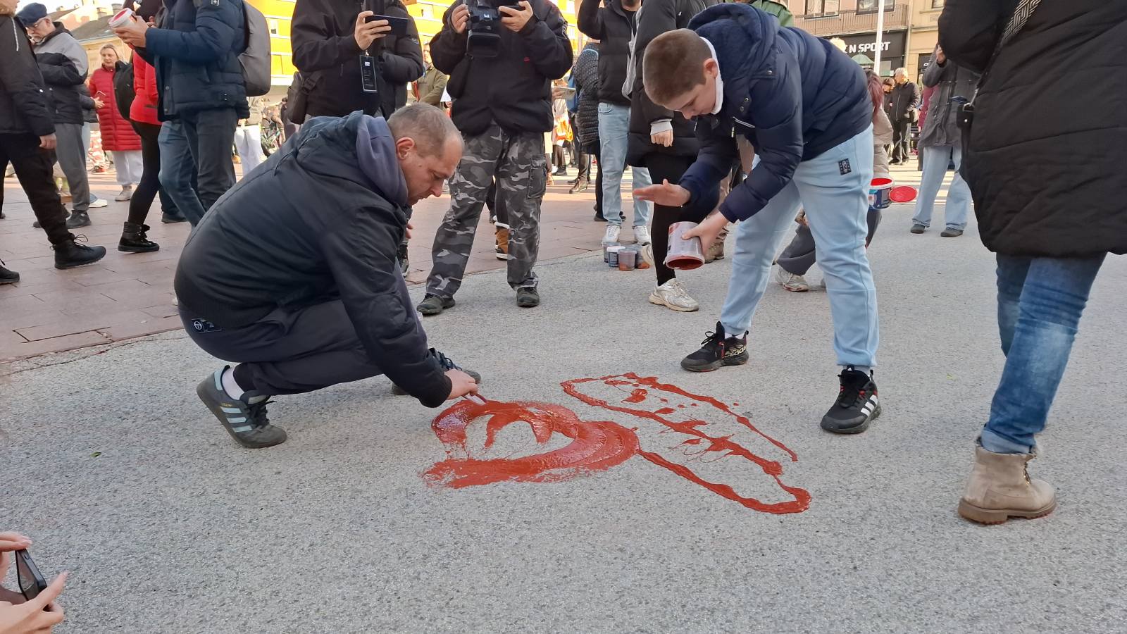 (FOTO / VIDEO) Završen protest u Novom Sadu: Trg slobode obojen u crveno, ostavljena glavna poruka "ruke su vam krvave" 7 protest