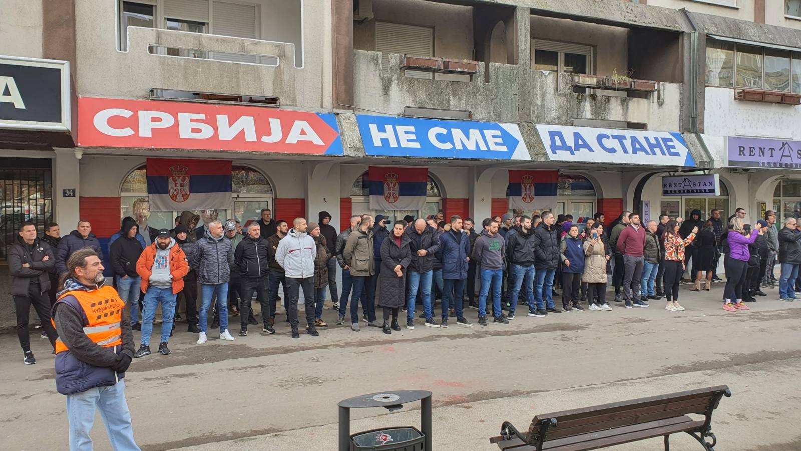 (FOTO / VIDEO) Završen protest u Novom Sadu: Trg slobode obojen u crveno, ostavljena glavna poruka "ruke su vam krvave" 4 protest
