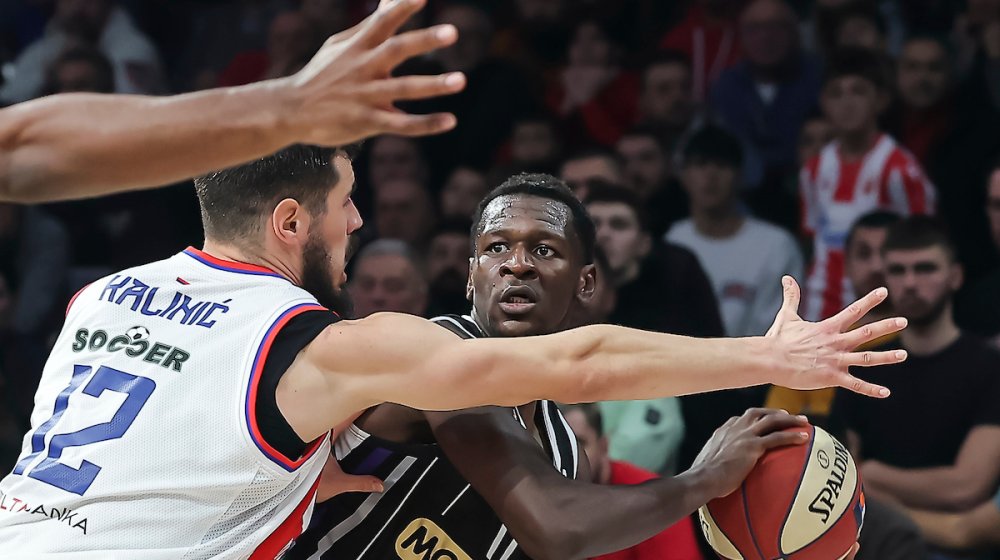 Partizan pobedio sam sebe u derbiju: Crno-beli ne znaju da izvedu aut (VIDEO) 1
