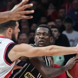 Partizan pobedio sam sebe u derbiju: Crno-beli ne znaju da izvedu aut (VIDEO) 4
