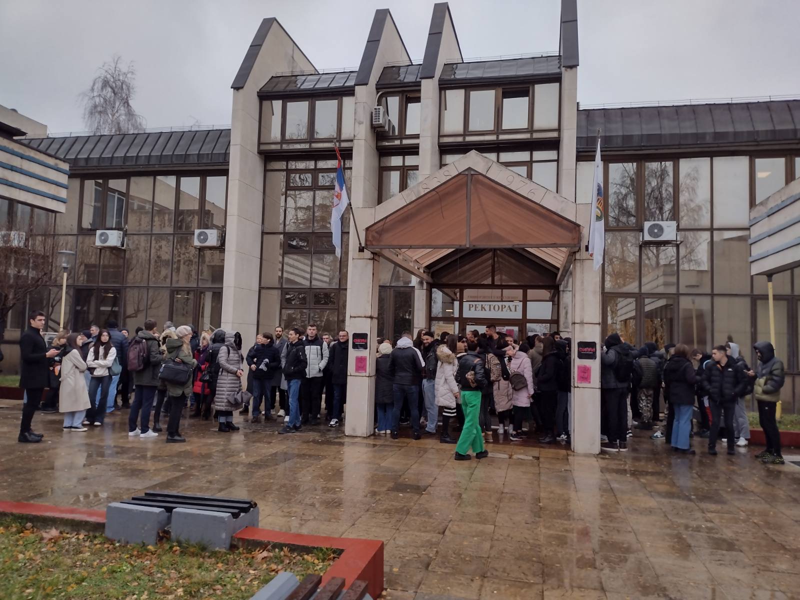 Budimo zajedno u ovom teškom trenutku: Kragujevački srednjoškolci odali poštu stradalima u Novom Sadu 2 Budimo zajedno u ovom teškom trenutku: Kragujevački srednjoškolci odali poštu stradalima u Novom Sadu 2