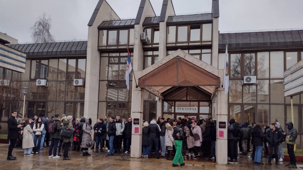 Budimo zajedno u ovom teškom trenutku: Kragujevački srednjoškolci odali poštu stradalima u Novom Sadu 1