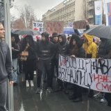 Protest srednjoškolaca u Novom Sadu: Hiljadu njih stiglo do Rektorata, studenti izašli da ih pozdrave (VIDEO) 7
