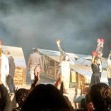 Glumci sa crvenim rukavicama i u JDP: Nezapamćene ovacije na premijeri komada "Sveti Gergije ubiva aždahu" 8