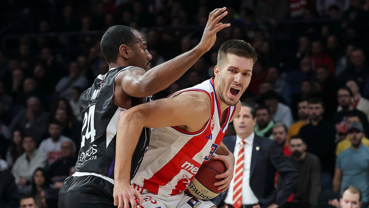 Zvezda slavila u uzbudljivoj završnici: Greške crno-belih kod izvođenja auta odlučile meč 2 Zvezda slavila u uzbudljivoj završnici: Greške crno-belih kod izvođenja auta odlučile meč 1