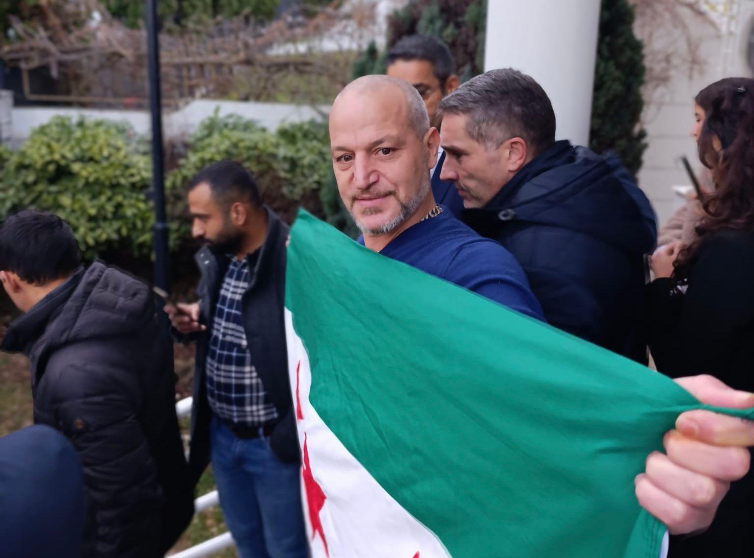 Kraj Asadovog režima - šta znači za Sirijce u Srbiji 1 zastava pobunjenika ispred siirjske ambasade u Beogradu