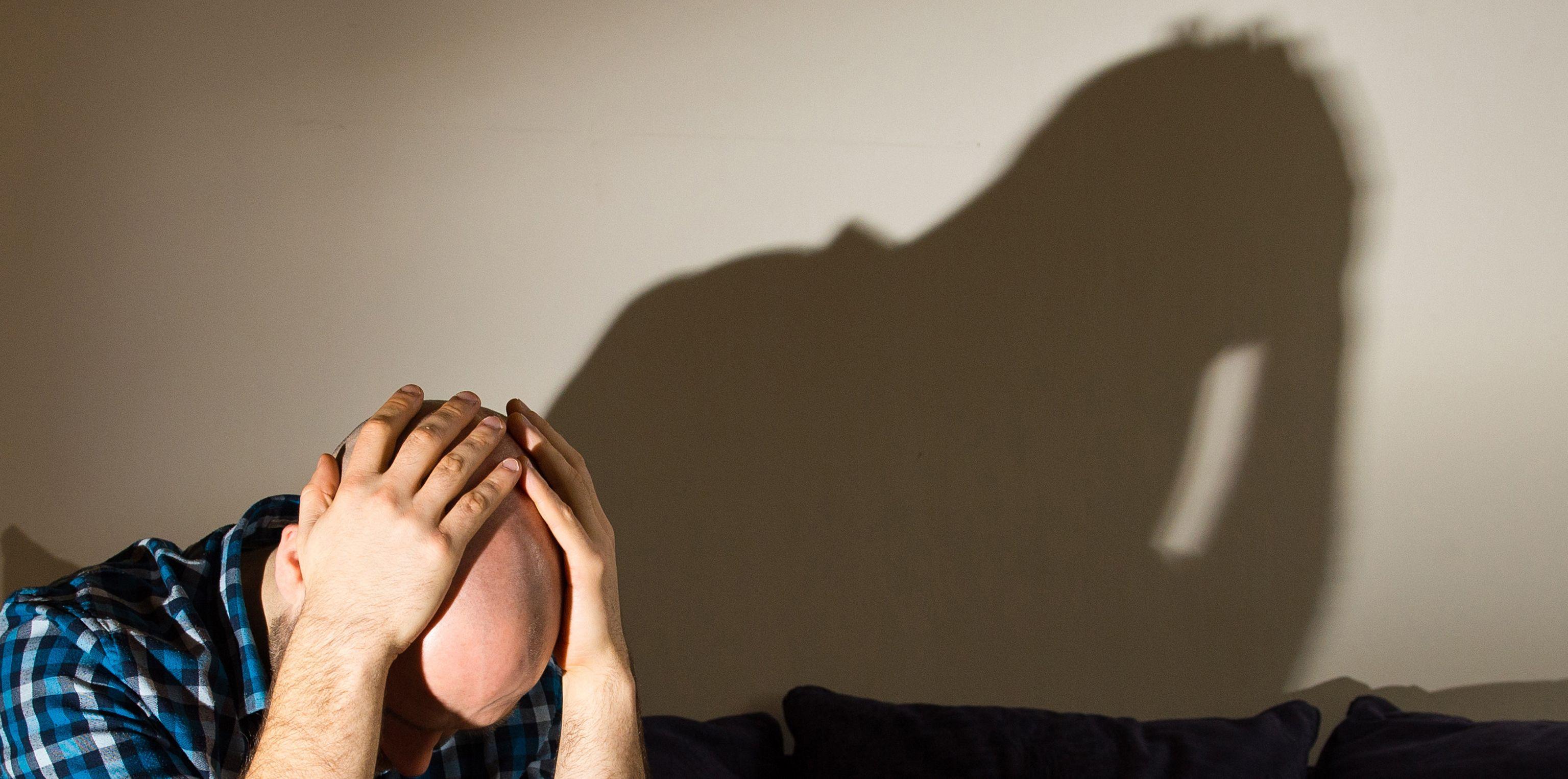 Život sa šizofrenijom: „Glasovi su mi govorili da će me spasiti'" 2 Muškarac se drži za glavu (ilustracija)