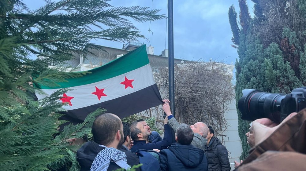 Sirijci se okupili ispred ambasade u Beogradu i slave pad Asadovog režima 1