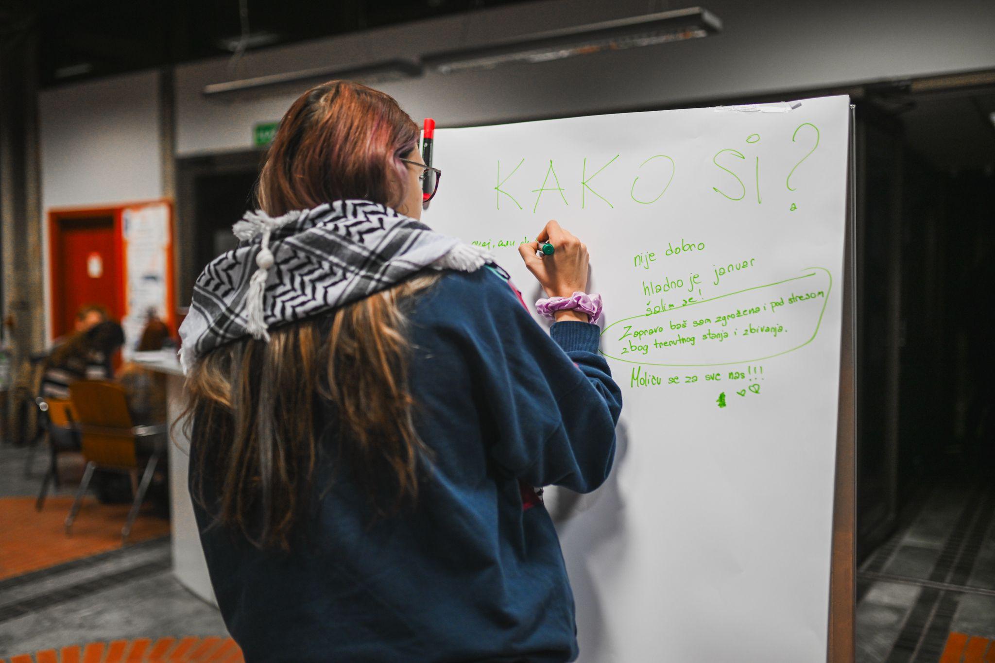 Kako se širio bunt na fakultetima u Srbiji i šta kažu studenti 2 Studenti na blokadama pišu na tabli