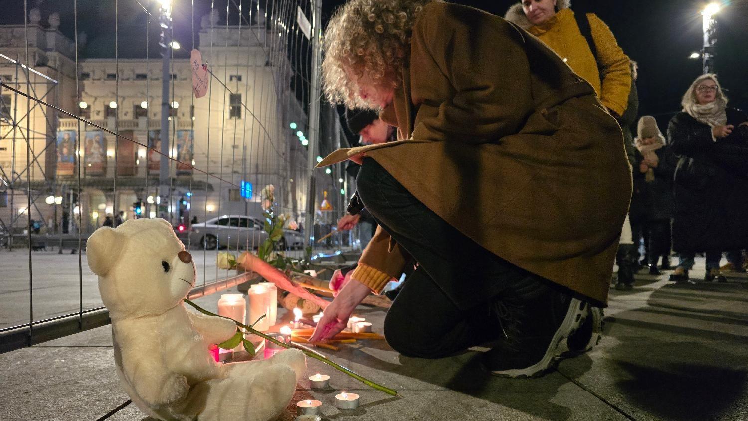 Napad u školi u Zagrebu: Sedmogodišnje dete ubijeno, hiljade u protestnoj šetnji 8 Sveće, igračke i cveće na beogradskom Trgu republike