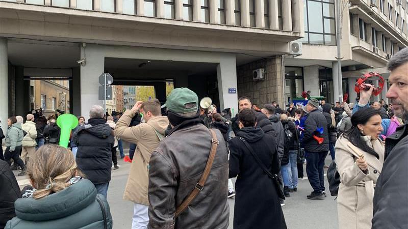Skupština Novog Sada o opozivu gradonačelnika, protest i incidenti na ulazu u zgradu 4 Protest