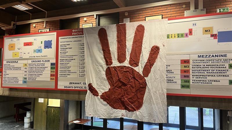 Ko sve protestuje u Srbiji i zbog čega 4 transparent sa crvenom šakom na Filozofskom fakultetu