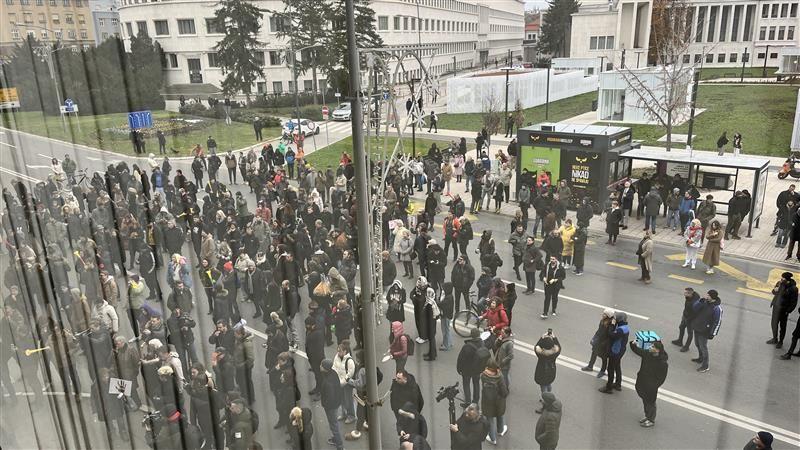 Skupština Novog Sada o opozivu gradonačelnika, protest i incidenti na ulazu u zgradu 5 Protest