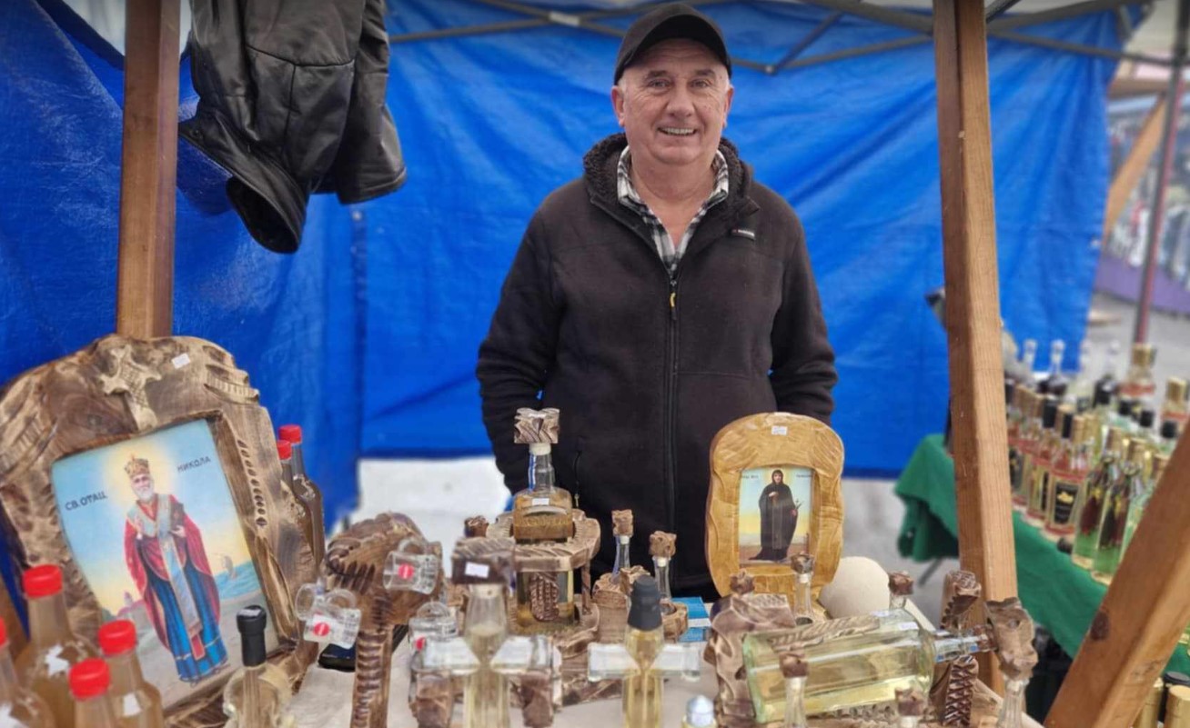 Novogodišnji bazar Novogodišnji bazar zvanično počeo u Zaječaru: Za doček će nastupiti Big Bend i Dejan Petrović 4