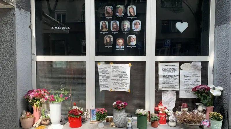 Zločin u školi u Beogradu: Ocu dečaka 14,5 godina zatvora, majci tri godine 2 ulaz u OŠ Vladislav Ribnikar sa fotografijama stradale dece