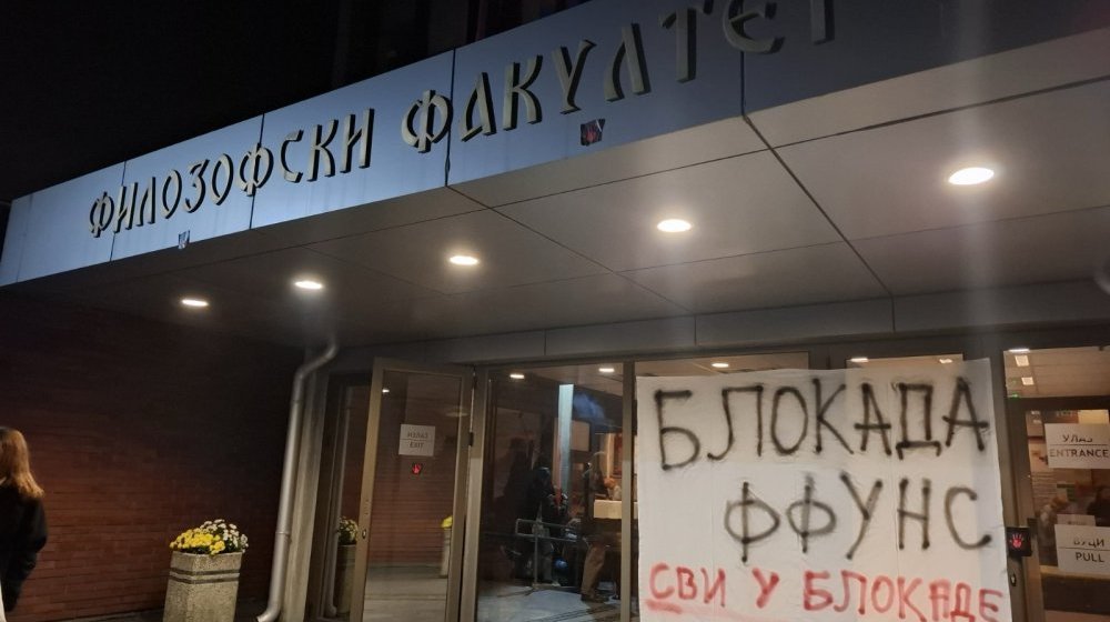 Svi u blokade: Studenti Filozofskog fakulteta u Novom Sadu okačili transparente 1