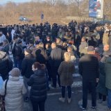 Blokada u Kraljevu zbog udesa u kom su povređeni dečaci: Okupljeni traže hitno reagovanje nadležnih (VIDEO) 12