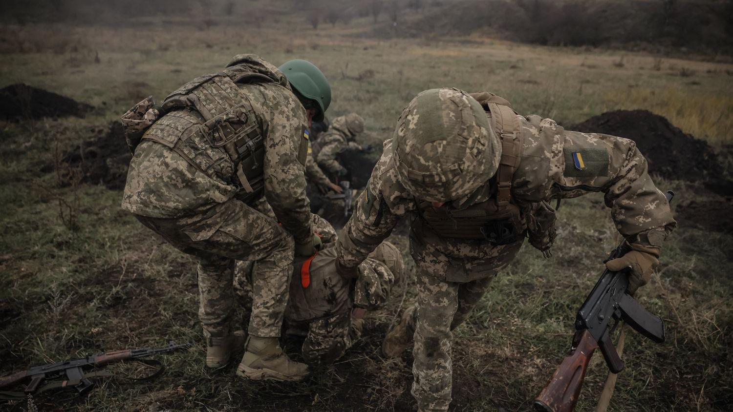 Zelenski: „Od početka rata poginulo 43.000 ukrajinskih vojnika" 2 Ukrajinski vojnici na terenu u Donjecku