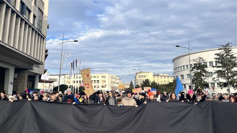 Protest u Novom Sadu: Pištaljke, farba i podrška studentima 3 Okupljeni na protestu u Novom Sadu nove crni transparent