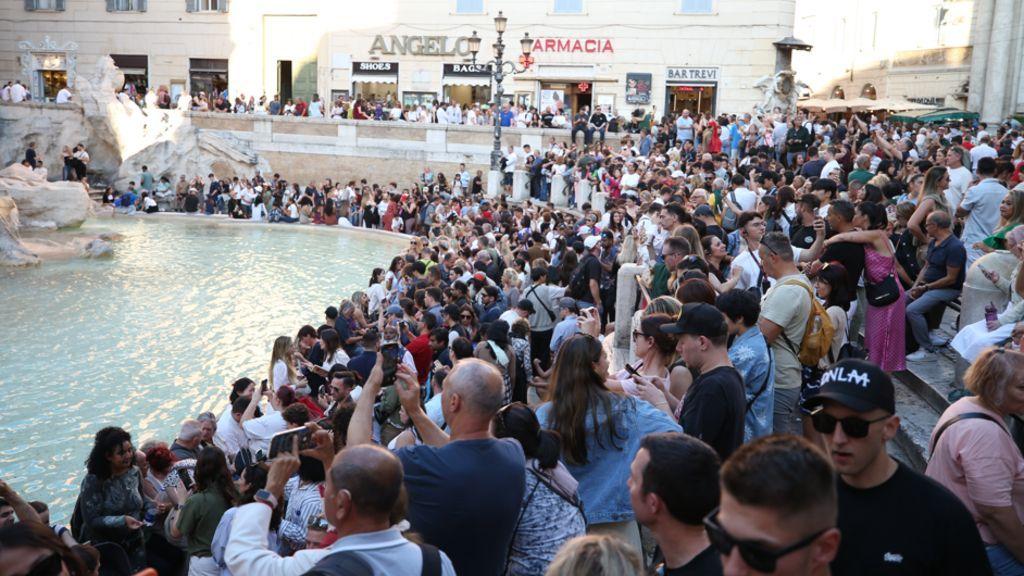 Obnovljena Fontana di Trevi, mere rimskih vlasti za smanjenje gužvi 2 Fontana turisti