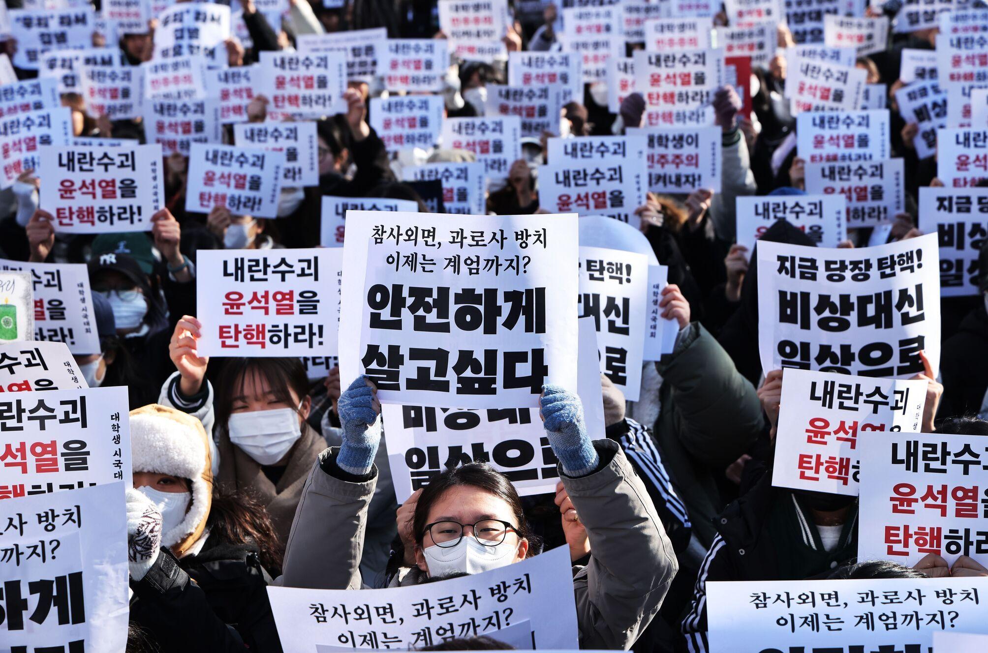 Glasanje o opozivu predsednika Južne Koreje nije uspelo zbog bojkota vladajuće stranke 4 Demonstranti ispred zgrade parlamenta u Seulu