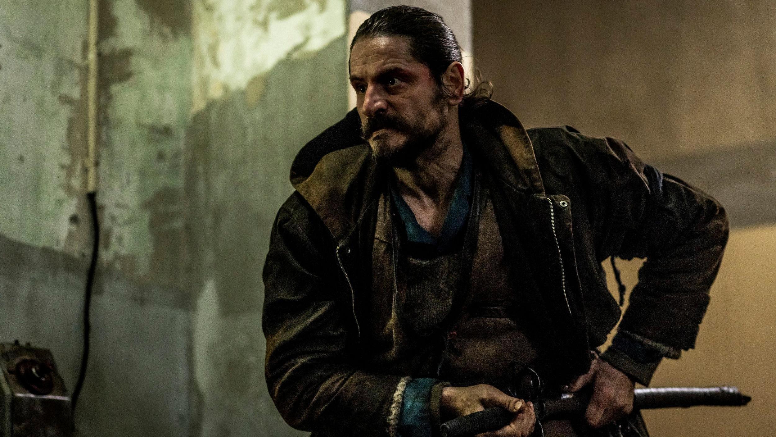 O „Volji sinovljevoj" i fantastici na domaćem filmu: Zašto partizani nikada nisu pucali u vanzemaljce 5 Muškarac sa crnom vezanom kosom i bradom, u tamnoj jakni gleda u stranu i drži se za mač oko pojasa