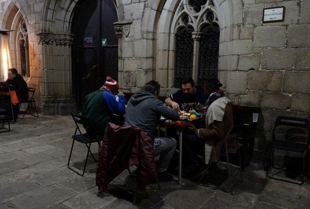 Badnje veče i Božić u svetu: Od surfa do molitvi i jutra u skloništima 4 Za beskućnike u Barseloni obezbeđen je božićni obrok u Crkvi svete Ane