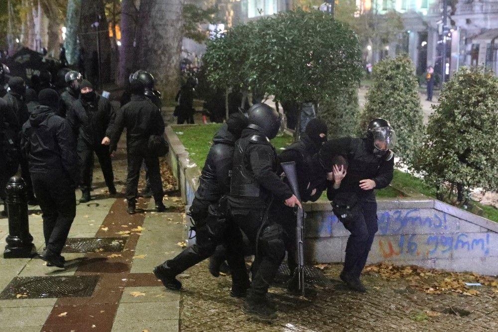 Četvrta noć protesta i nemira u Gruziji - predsednica traži nove izbore, premijer odbija 11 gruzija