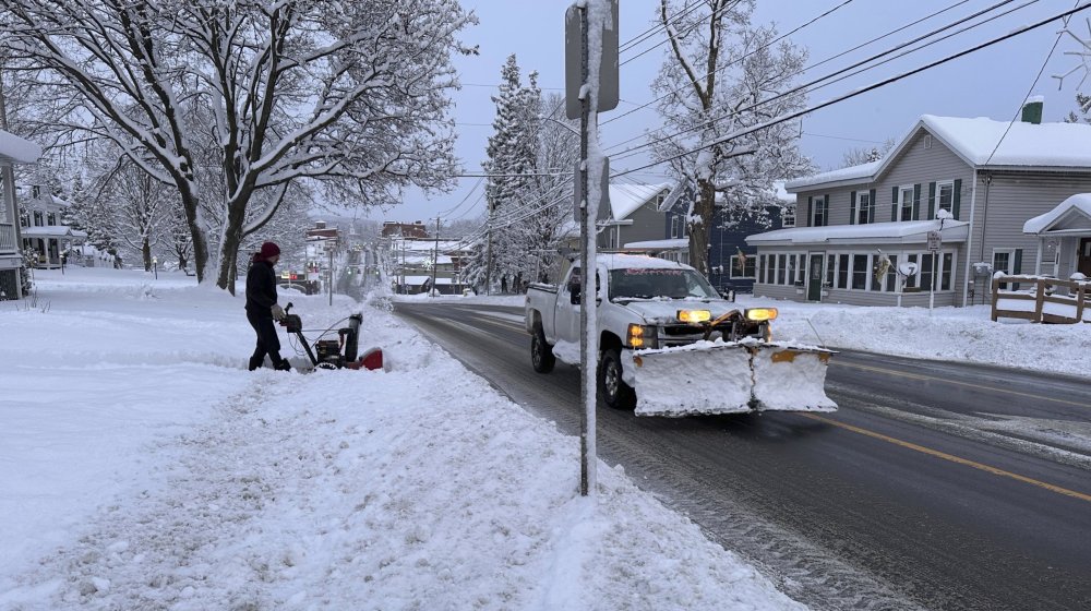 Prvi obilan sneg paralisao delove SAD (FOTO) 1