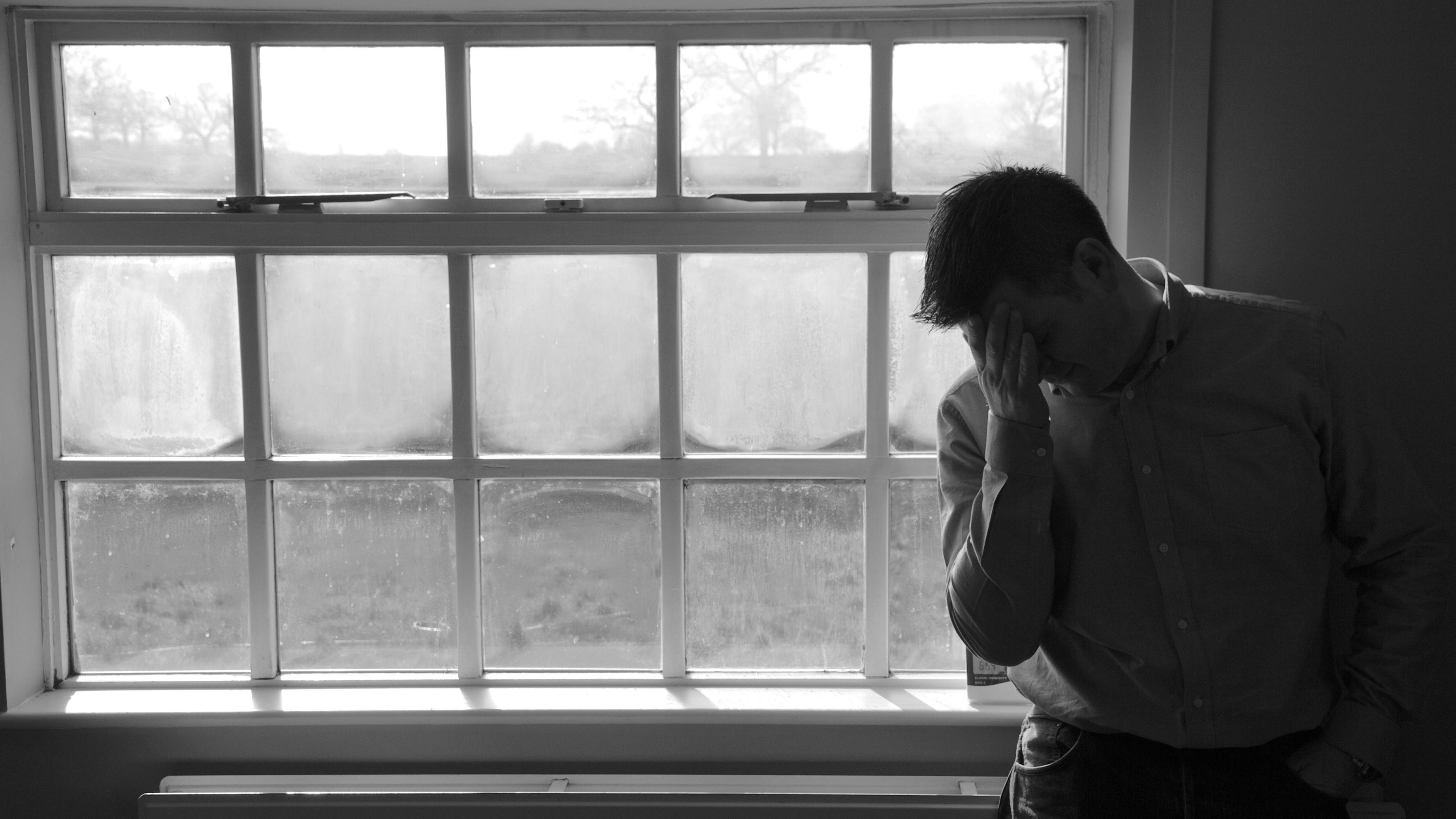 Život sa šizofrenijom: „Glasovi su mi govorili da će me spasiti'" 3 Muškarac pognute glave (ilustracija)