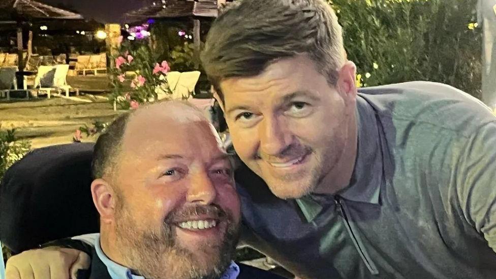 Lik iz Saut Parka se i danas koristi za ismevanje ljudi sa invaliditetom 2 Ros Havi, koje je doživeo Timijeve muke, sa Stivenom Džerardom, bivšim kapitenom Liverpula i engleske fudbalske reprezentacije