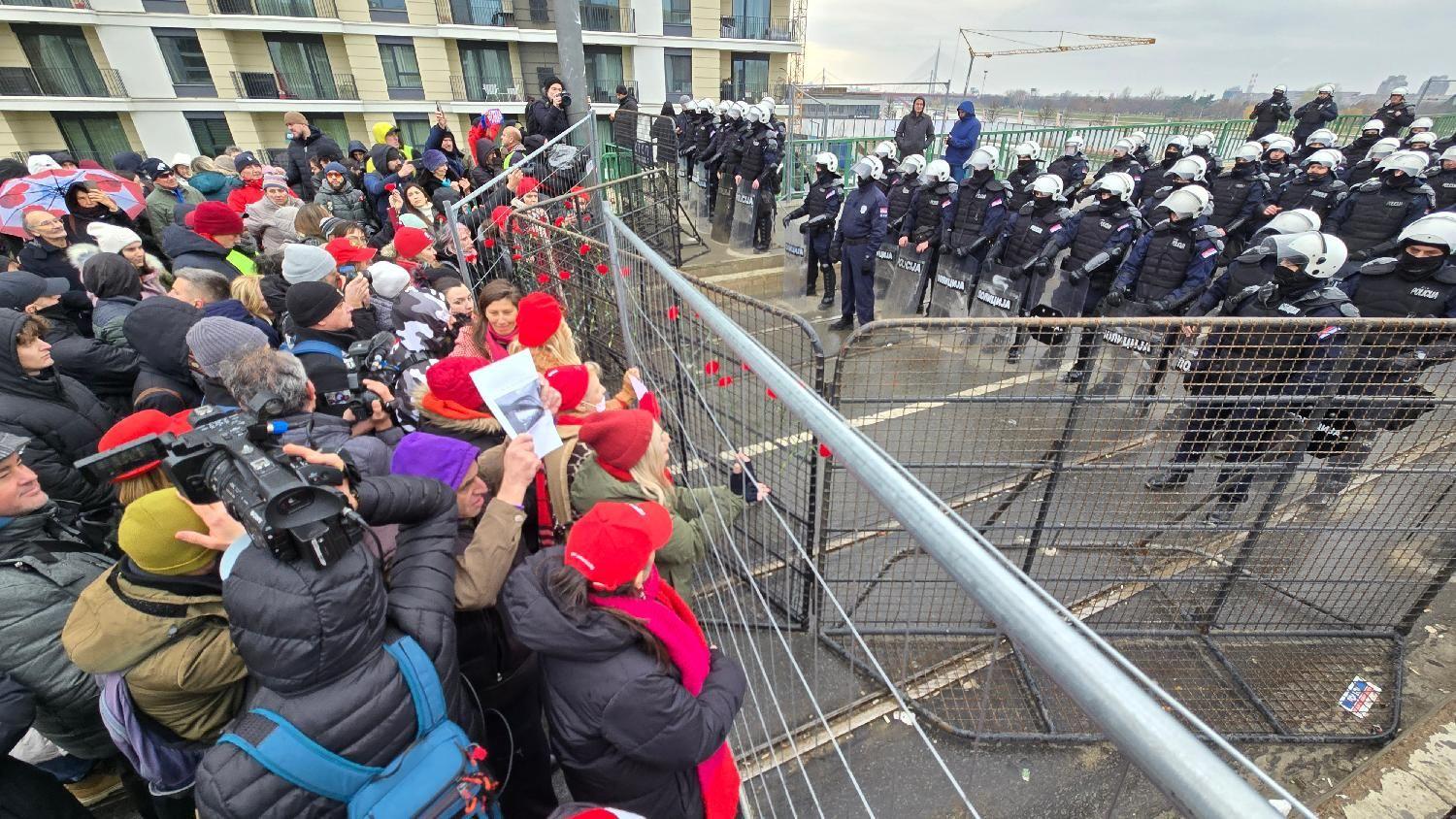 Protesti i ove subote u Beogradu, i u Parizu 15 minuta tišine 3 Aktivisti na Starom savskom mostu stavljaju karanfile ispred kordona policije