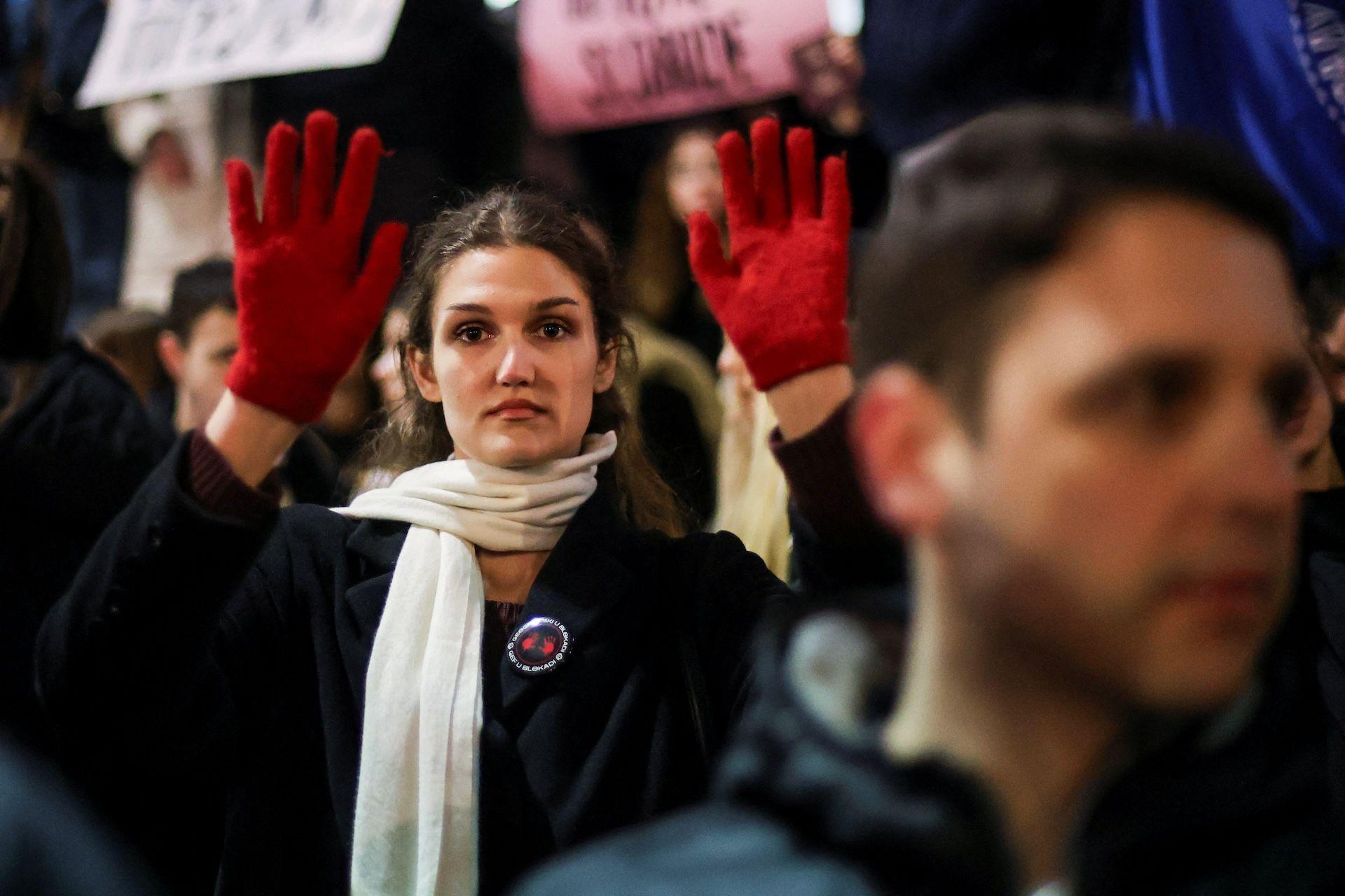 Veliki protest u Beogradu - u fotografijama 8 Demonstranti nose crvene rukavice i ostavljaju poruke "Ruke su vam krvave"