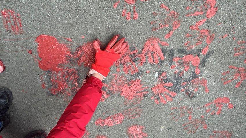 Protest u Novom Sadu: Pištaljke, farba i podrška studentima 2 Otisak „krvave ruke", simbol protesta