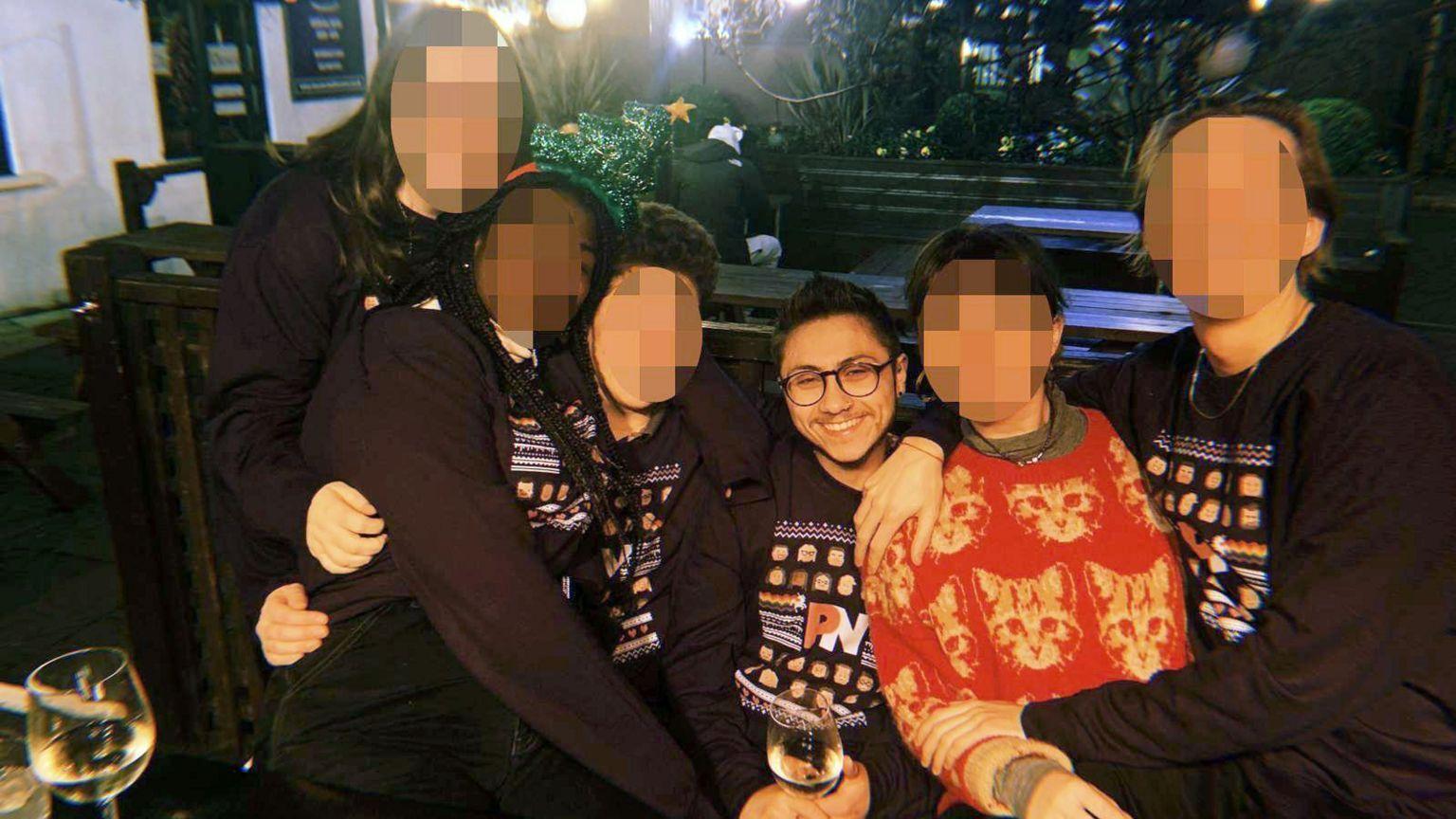 Šefovi Pinknjuza, portala posvećenog LGBT+ zajednici, optuženi za seksualno uznemiravanje 2 Zaposleni, među kojima je Stefan Kirijaku (u sredini), kažu da je kultura preteranog pijenja alkohola omogućila nedolično ponašanje šefova