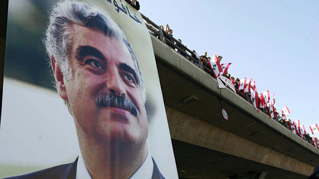 Bašar al-Asad: Od oftalmologa u Londonu do autoritarnog predsednika Sirije 5 Transparent sa likom Rafika Haririja, bivšeg libanskog premijera