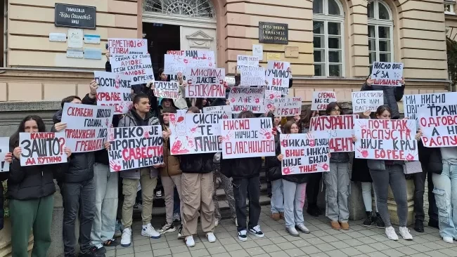 Učenici Prve niške gimnazije "Stevan Sremac" započeli blokadu nastave: "Zašto je bez posla ostalo 15 nastavnika 'na određeno'"? 3