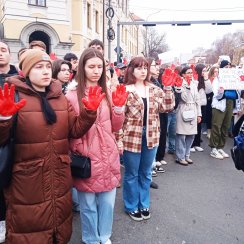 foto, blokada raskrsnice crvene rukavice, zm "Kocka je bačena, dosta je bilo korumpiranog sistema": Građani, studenti, gimnazijalci i profesori na protestu u Nišu (VIDEO) 6