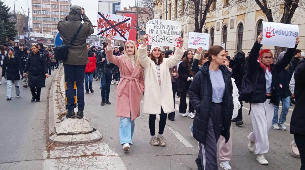 "Kocka je bačena, dosta je bilo korumpiranog sistema": Građani, studenti, gimnazijalci i profesori na protestu u Nišu (VIDEO) 1