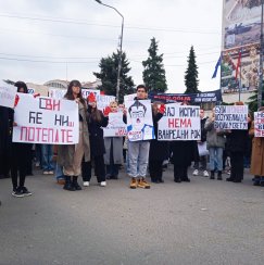 foto, blokada raskrsnice sojic 3, zm "Kocka je bačena, dosta je bilo korumpiranog sistema": Građani, studenti, gimnazijalci i profesori na protestu u Nišu (VIDEO) 7