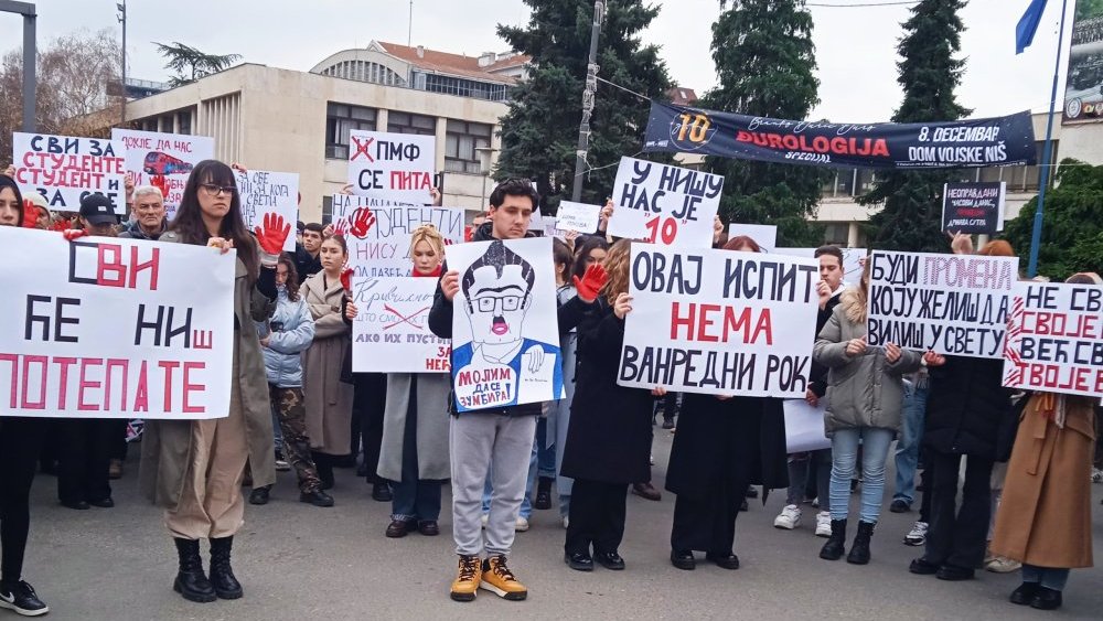 Blokada raskrsnice kod suda "Kocka je bačena, dosta je bilo korumpiranog sistema": Građani, studenti, gimnazijalci i profesori na protestu u Nišu (VIDEO) 2