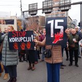 foto, blokada raskrsnice transparenti crvene ruke zene, zm "Kocka je bačena, dosta je bilo korumpiranog sistema": Građani, studenti, gimnazijalci i profesori na protestu u Nišu (VIDEO) 4