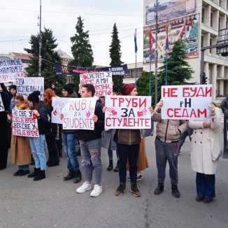 foto, blokada raskrsnice transparenti studenti, zm "Kocka je bačena, dosta je bilo korumpiranog sistema": Građani, studenti, gimnazijalci i profesori na protestu u Nišu (VIDEO) 3