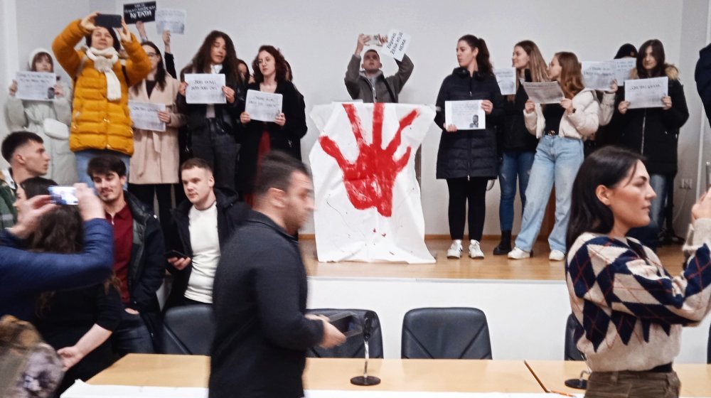 Nismo bili upoznati sa Vladinim predlogom o osnivanju Fakulteta srpskih studija i tražimo da on bude na drugoj adresi: Filozofski fakultet u Nišu 1