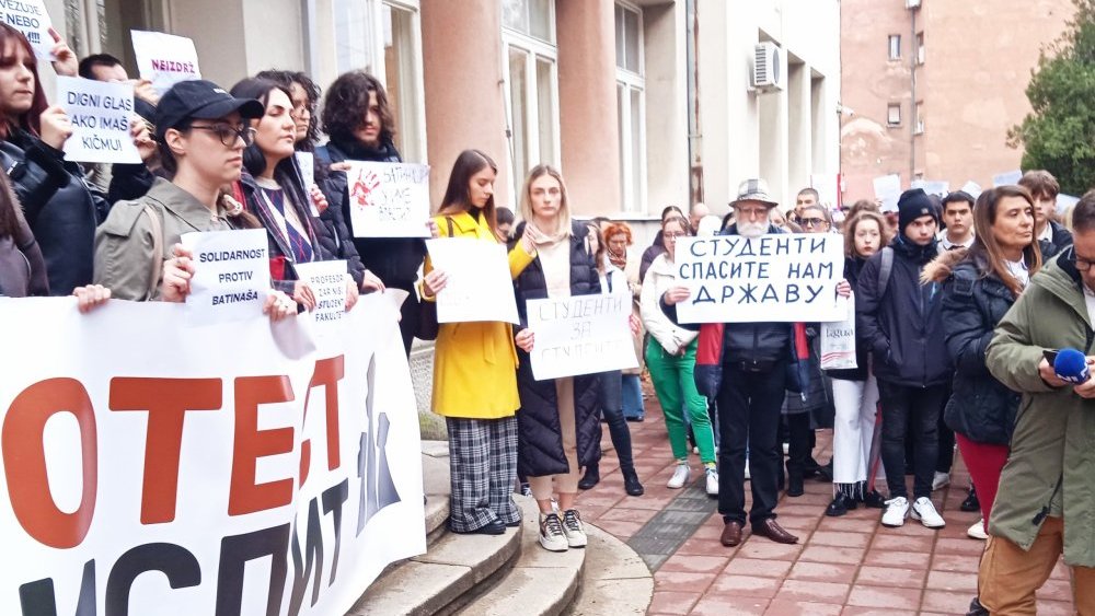 Studenti Filozofskog fakulteta Niš Ministarka Slavica Đukić Dejanović na javnoj raspravi o novim zakonima: Studenti se okupljaju ispred Skupštine grada Niša 2